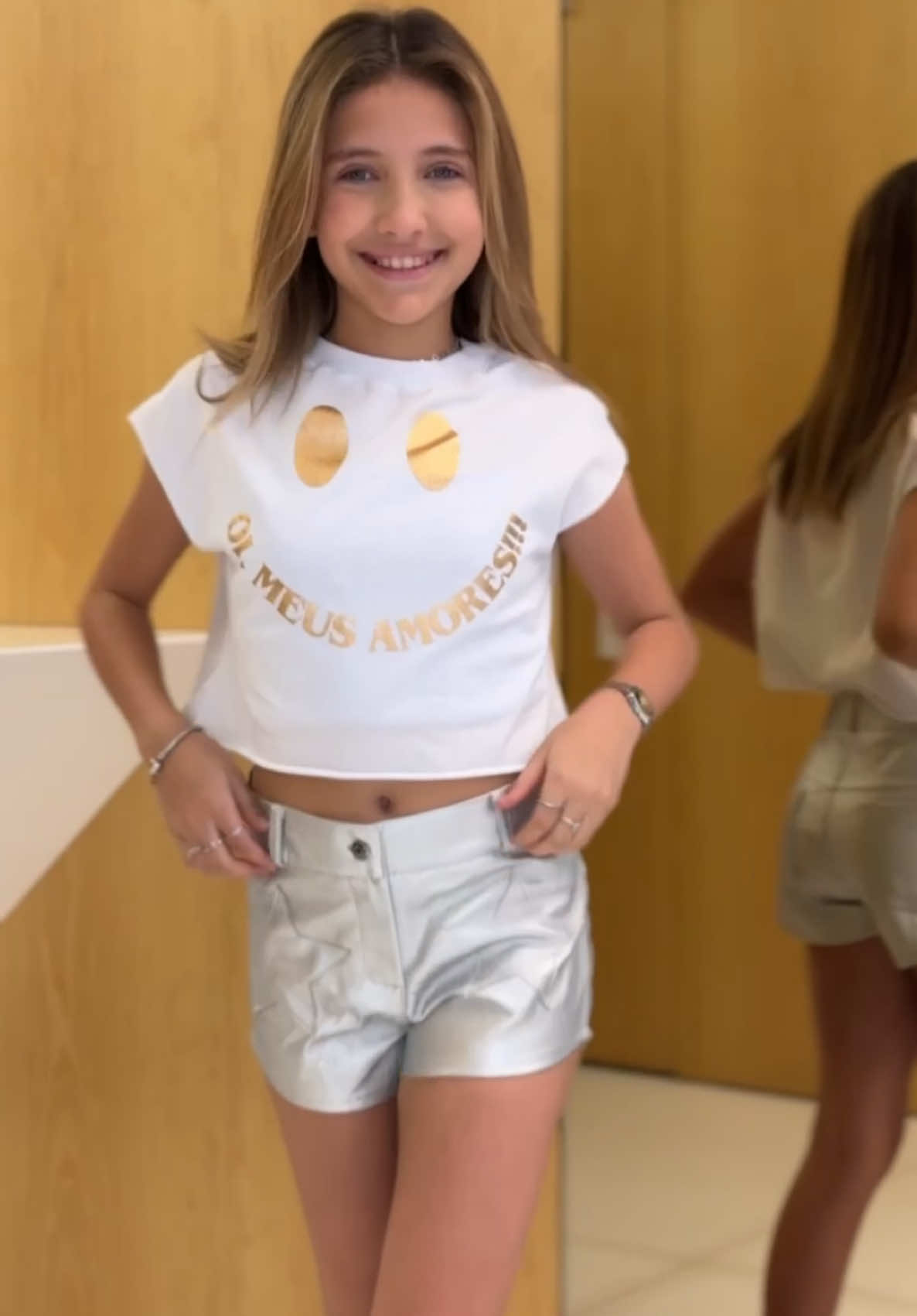 ⭐️ Look dos sonhos by @alicemonteirooficial! O prata estrelado do short combina perfeitamente com o dourado da cropped da nossa collab #NOSHbyMelSummers – tudo pensado pra quem ama brilhar! ✨ Corre pra garantir o seu e arrasar no próximo rolê! 💫 #NOSHStyle #MelSummers