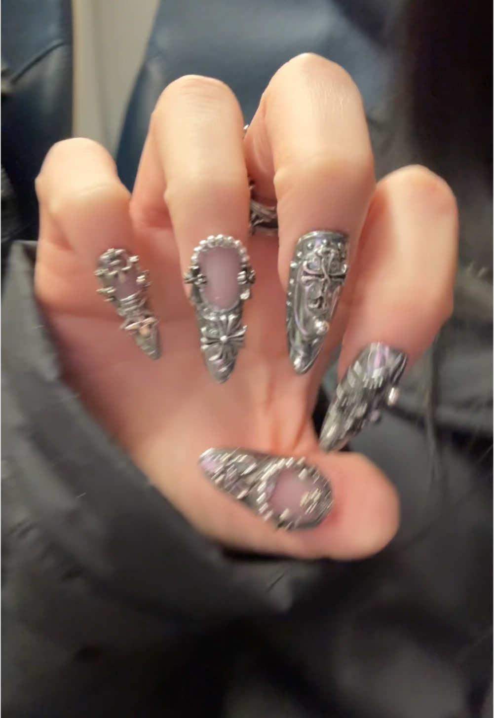 filmed on the train and i could barely hear the audio 😥 #09 #asian #chinese #trend #fyp #xuhong #chromehearts #douyin #foryoupage #nails #nailinspo #silvernails 