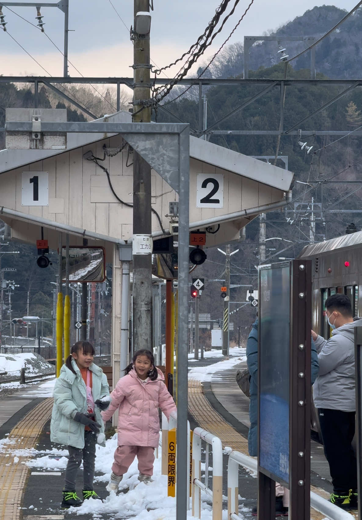 Sebelum kereta berangkat main salju dulu  #おすすめ #foryou #kenshuseijapan🇮🇩🇯🇵🎌 #kenshuuseijapan🇮🇩🇯🇵 #kenshu #kenshusei #kenshuseijapanindonesia #japanvibes #japantravel #japan #magangjepang #kerjadijepang #fyp 