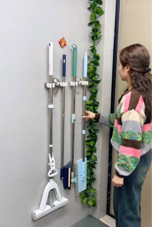 The mops in the bathroom must be hung up, so that cleaning can be more convenient. There is no need to drill holes or glue, and you can store multiple mops at the same time #MopClip #SuctionCupMopHolder #StorageAndOrganizing