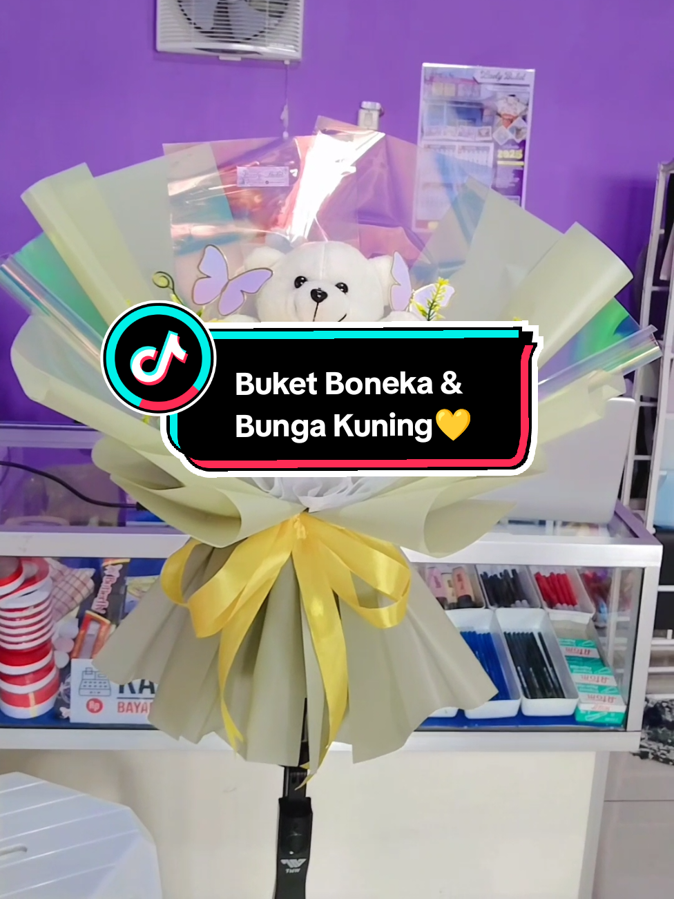 READY STOK ‼️ Buket Boneka dan Bunga 🥰 Menerima pemesanan buket custom, bebas request isi dan warna wrapping suka suka 🥰 #buket #buketuang #buketwisuda #buketboneka #buketbunga #buketsnack #buketkebumen #buketprembun #buketmirit #buketmurah #tokobuketprembun #tokobungaprembun #bungaartificial #kertaschellophane #laelybuket 