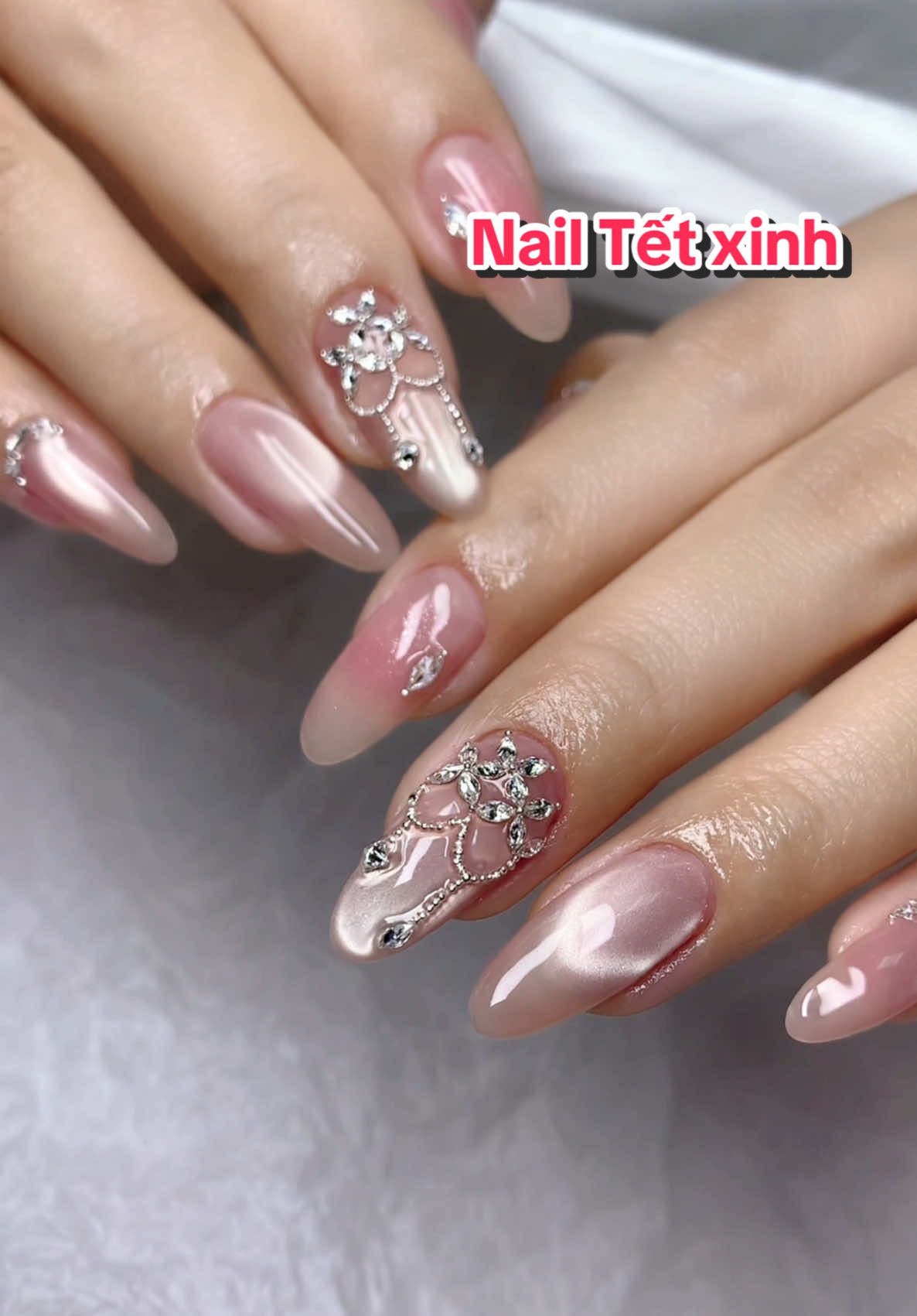 Nail Tết xinh, nhẹ nhàng mà vẫn có đá bling không vướng ❤️  #nghithaonail #nghithao #matmeocucquangramyla 