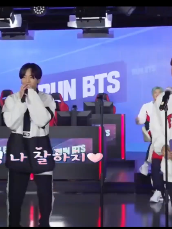 Jungkook imitates Jimin's part 🎶 Boy With Luv 🎶 @BTS @AbjkMRstY  #bts #boywithluv #정국 #jungkook 