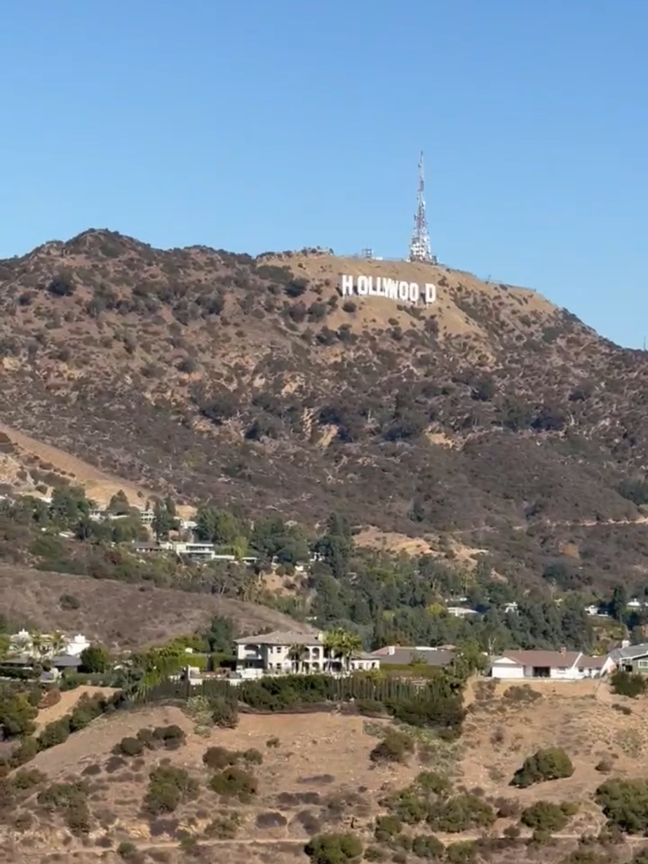 Disini di Hollywood Sign Aman ternyata gak ada kebakaran, yg kebakaran di Pasifik Palisade, Kenneth dsk. #hollywood #kebakaran #la #us 