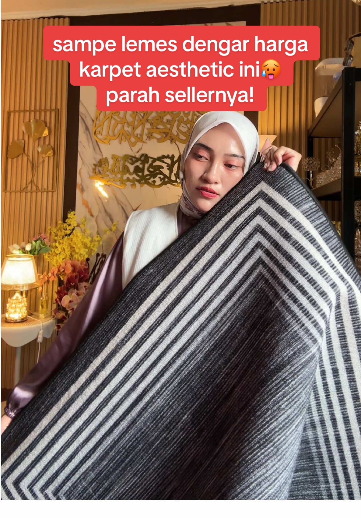 “Mom, kok ruang tamunya masih kosong gitu aja sih? 🤭 Yuk, pasang karpet estetik ini biar langsung keliatan mewah ala rumah-rumah Eropa. Tebal, empuk, dan harganya? Jangan kaget ya, cuma 100 ribuan aja! 😍 Kalau nunggu nanti, takut keburu habis, Mom!” . #karpet #karpetaesthetic #karpetantislip #karpetmurah #karpetsultan #karpetturki #yearendsale #wibgajian #GebyarbelanjaDesember #cuantanpabatas #megaguncang1212 #karpetlebaran 