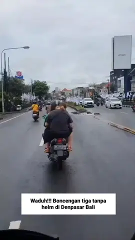 waduhh Boncengan tiga tanpa helm, gaya atau cari bahaya? Di Bali, pemandangan ini masih jadi ‘ritual’ sehari-hari.  Padahal, satu kesalahan kecil di jalan bisa berujung petaka besar. Helm itu bukan cuma pelengkap, tapi penyelamat.  Jalanan itu nyata, bukan arena uji nyali. Mari patuhi aturan lalu lintas, karena keselamatan bukan sekadar pilihan, tapi kewajiban. Ingat, keluarga menanti Anda pulang dengan selamat. Lokasi : Jalan Teuku Umar Barat Sumber : @nusabali_com