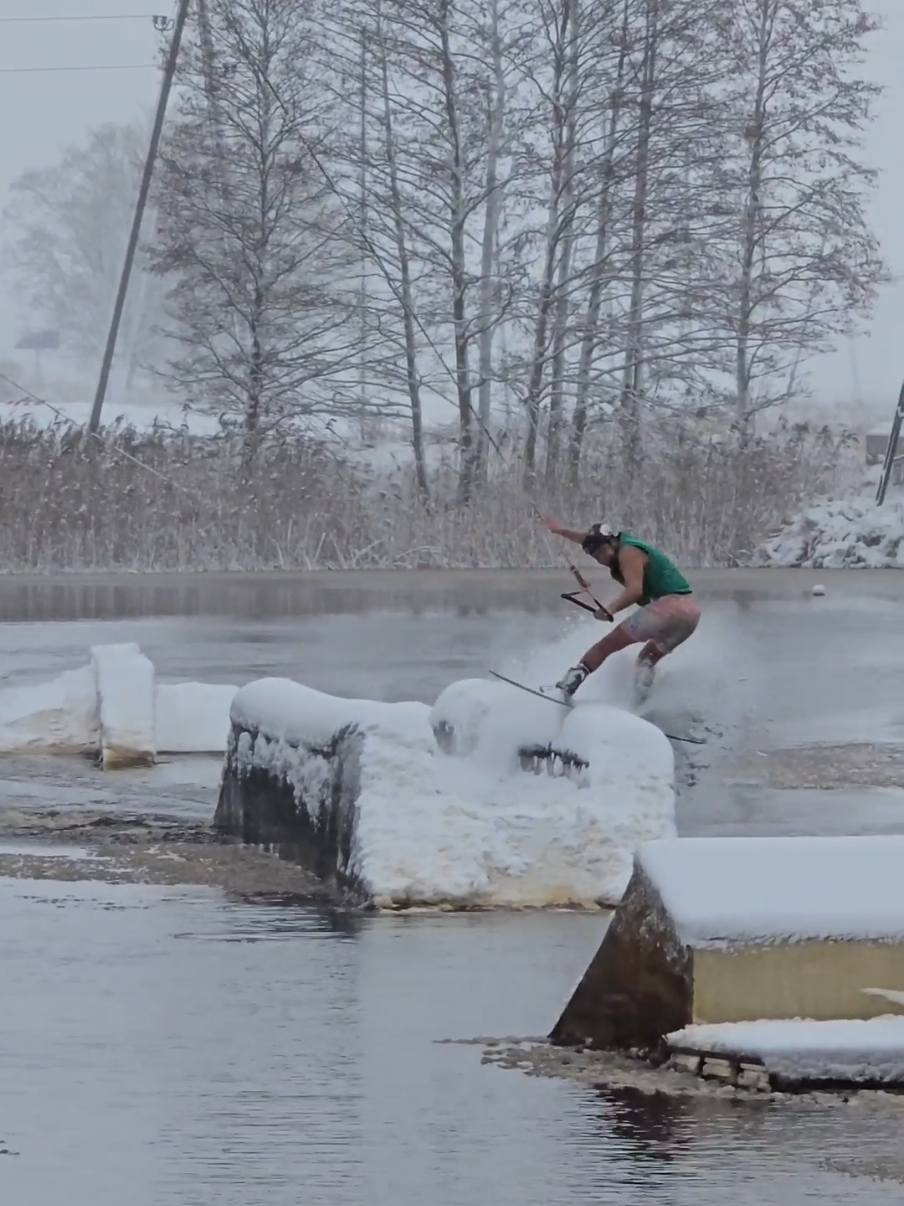 Freezing chill season with @Kristaps Gredzens 🥶 @Surf Pro  @Mysticboarding  Sniegotajs svētdienas čīliņš😎 Tiekamies jau nākamajā čiliņā svētdien 19.01 #marupewakepark #wakeboard #chill #winter #cold #winterchil #wakepark #snow 