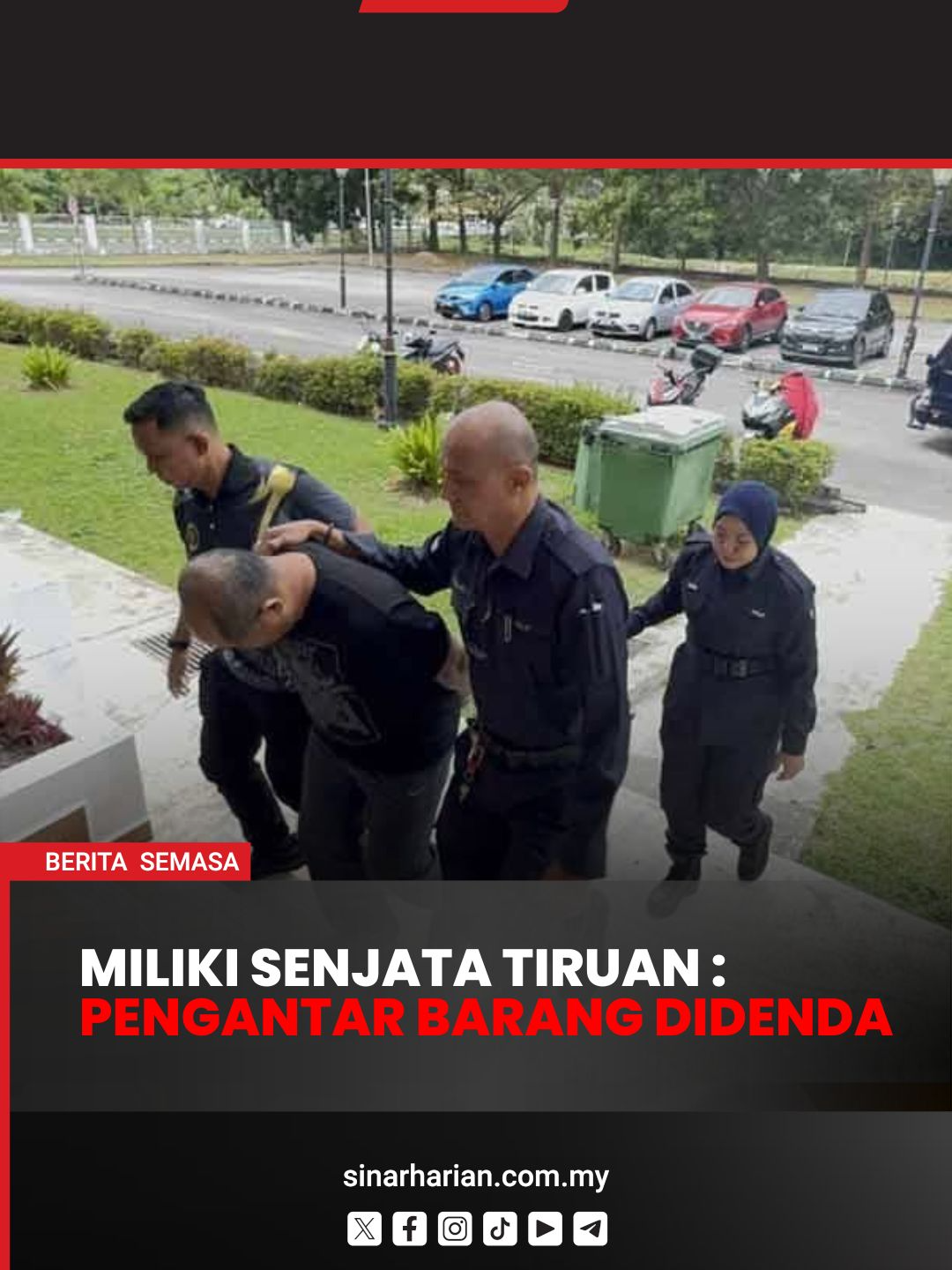 'Saya beli senjata itu untuk bermain dengan anak di rumah' Seorang penghantar barang dan makanan dituduh di Mahkamah Majistret, Balik Pulau pada Isnin kerana memiliki dua laras senapang jenis rifle separa automatik tiruan tanpa lesen yang sah, lapor wartawan Sinar Harian, Syajaratulhuda Mohamad Rosli. Mengikut pertuduhan, tertuduh Mohd Nasir Othman, 47 didakwa memiliki selaras senapang tertera tulisan 'Combact Machine Cal. 7-8mm Water Bullet Gun' dan selaras senapang tertera tulisan 'Property of U.S. Govt. M4A1 Carbine Cal. 5.56mm M010805' tanpa lesen yang sah. #SinarHarian #BeritaSemasa #milikisenjatatiruan #mahkamah #BalikPulau