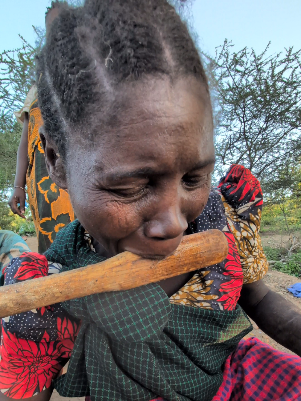 It's beautiful girls 😍😋 Cookie Nutrition Lunch, very Amazing day, Hadzabe tribe Lifestyle 😍#hadzabetribe #Africa #tradition 