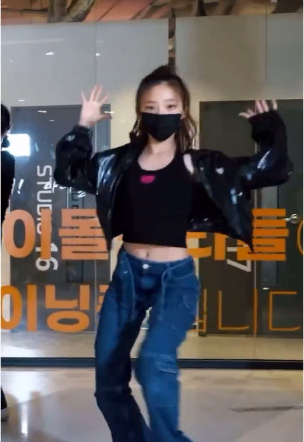 [PREDEBUT] STELLA/DAHYUN dancing to LESSERAFIM Antifragile #Hearts2Hearts #H2H #SMNGG #SMNGG2025 #smentertaiments #smtowns #smtown_live #foryou #foryoupage #fyp #kpop #trend #trending #pink #2025  #stella #dahyun #lesserafim 