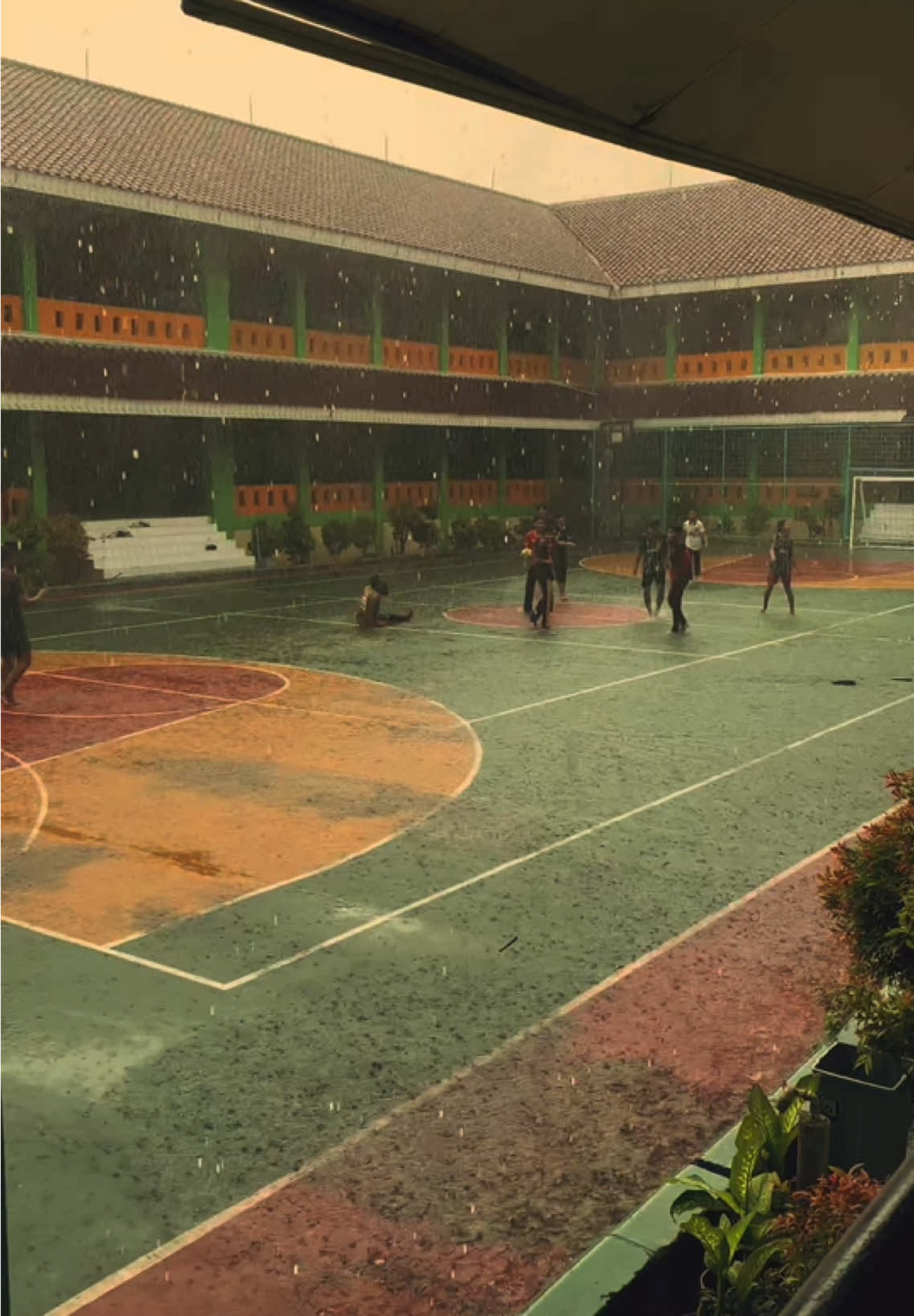 Main Bola di Kala Hujan Deras ⚽️🌧️ #sepakbola #hujan #foryoupage #fyp 