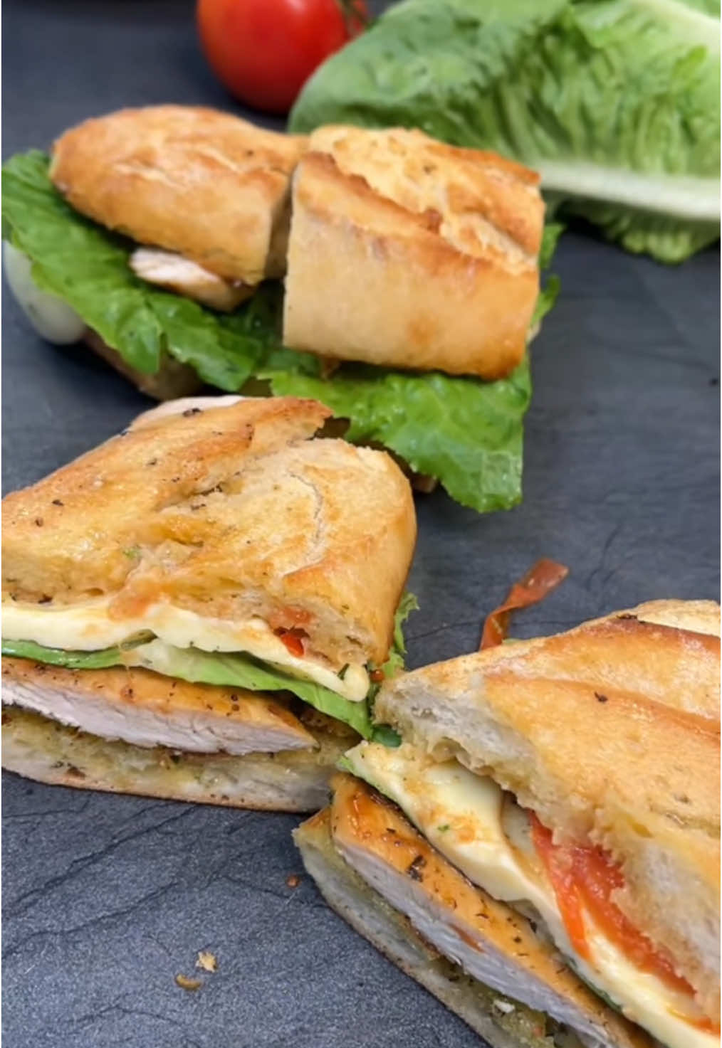 Ein Sandwich mit Kräuterbutter, Hähnchenbrust, Mozzarella und Roma-Salat-Tomaten klingt wirklich lecker und frisch! Hier ist eine einfache Rezeptidee, um es noch schmackhafter zu machen: Zutaten: Baguette  Kräuter Butter  Hähnchenbrustfilet  Tomaten  Mozzarella  Romana-Salat  Kräuterbutter-ZUTATEN: Butter (Weich) 1 Tl Olivenöl  Basilikum  Kräuter der Provence  1 Knoblauchzehe  1 Pr. Salz 1 Pr. Pfeffer  Fleischgewürz: Salz Pfeffer  Kräuter der Provence  Paprikapulver  Olivenöl  Für mehr tolle Rezepte, teile gerne das Rezept und  folge mir um nichts zu verpassen! 