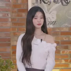 this wonyoung her little laugh😂😂 #wonyoung 