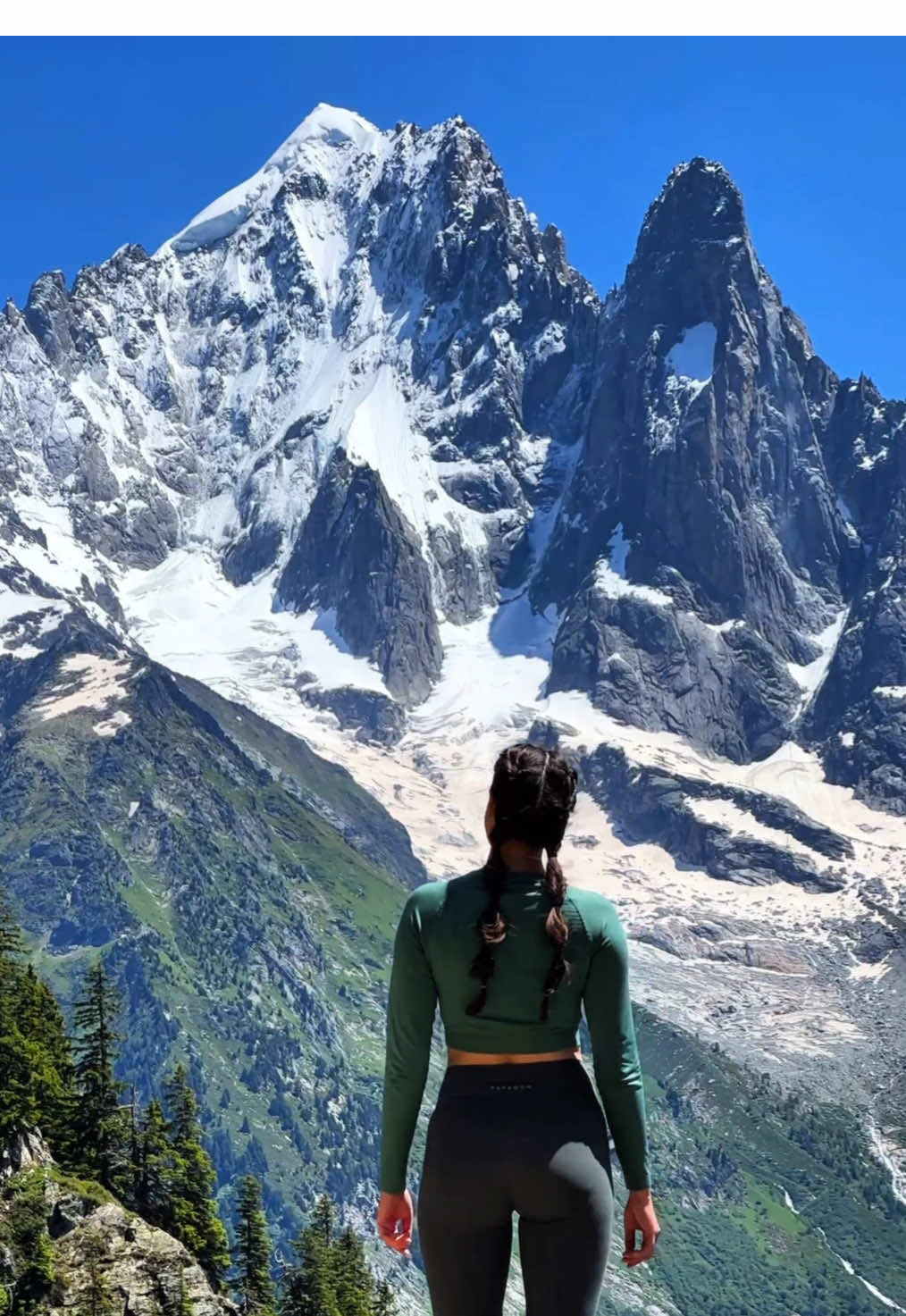My favorite type of view 🤩 . #lamunte #mountains #chamonix #calatorii #Hiking #hikinggirl #moldoviangirl #calator #drumetii #innatura #inthemountains #francetravel #amazingplaces #mountaingirl 