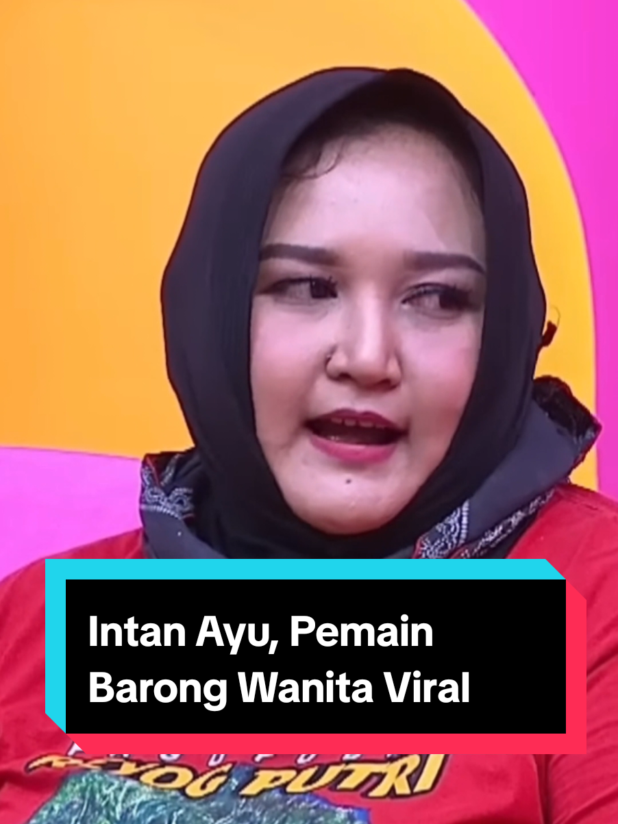 Pembarong wanita yang keren dan menginspirasi! Sukses bikin suasana seru dengan aksi pembarong dadakannya.