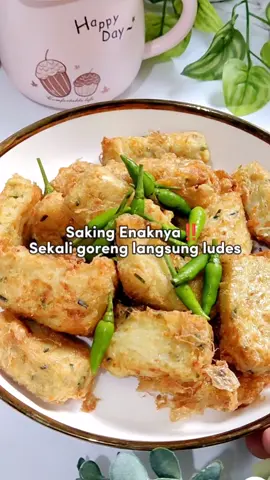 📌Save aja dulu yuk‼️ gurih lembut enak pokoknya. Apa lg kl ada ayam cincangnya. 😍 Dulu pertama makan terheran-heran ini pake mie apa kok lembut banget. Anakku doyan, jd sering belikan misoa goreng ini kl lg gtm. Bikinnya gampang banget, niat buat stok kl hujan2 kok langsung habis, udah lama g bikin juga sih ini😅 Misoa Goreng  Bahan⬇️ 1 bungkus misoa 1 buah wortel ukuran kecil Daun bawang/daun sledri sesuai selera (aku pakai daun kucai) Telur (optional)  500ml air 1/2 sdt garam 1/4 sdt merica Penyedap bila suka 2 butir telur untuk baluran sebelum digoreng Haluskan⬇️ 3 siung bawang putih  4 siung Bawang merah  Cara buat kurang lebih ada di video. Jangan lupa olesi wadah dengan minyak. Aku simpen di kulkas semalaman. Kalau mau dibalur tepung panir juga bisa banget ya.  Selamat mencoba, semoga bermanfaat ❤️ #misoagoreng #resepmisoa #idecamilan #mpasi #camilangurih #gorengan #olahanmie #misoa