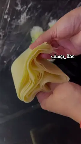 ورق سمبوسة ( بريوات)أحسن وألذ من الجاهز  وقرمشه ماشاءالله ❤️‍🔥👌احفظوا الوصفة لرمضان بإذن الله اللهم بلغنا بالتقبل والمغفرة للجميع يارب العالمين 🤍 الوصفة: 3 كوب دقيق ابيض  ملعقة كبيرة ونصف زيت ملعقة صغيرة ملح  1 كوب ماء  لذهن : زيت -دقيق أو نشا دقيق مع ملعقة  كبيرة نشا او نشا 😊للمبتدئين افضل استعمال النشا وطبعا بنذهن بالزيت الاول👌 الطريقة: نعجن العجين جيدا يكون قاسي نذهنه ونغطيه ونتركه يرتاح 20 دقيقة ثم نقسمه الى 16 كريه صغيرة ثم نفرد الكرية قليلا فقط ثم نذهن بالزيت ونرش الدقيق ونضع الاخرى 8 طبقات طبعا الاخيره لا نضع على وجهها زيت او دقيق ثم نفس الطريقة للكريات الاخرى ثم نفردها  للخبز  لازم النار هادئة جدا يمكن خبزها في صنيه او مقلاة ثقيلة( صاج) نقوم بالخبز مع التقليب الدائم باستمرار👌 ضروري حتى تتماسك نزيلها ونقوم بفتح الطبقات بلطف وهي لازالت ساخنه 😉ونقطع الكل على حسب الرغبه مستطيلات طويلة او مثلثات جربوها رووعه مقرمشة وهشه ولذيذة وصحة وهنا وحفظ ومشاركة فضلا وليس امرا ومتابعة للمزيد من الوصفات وجزاكم الله خيرا 🥰 أي استفسار يا هلا فيكم 😍 #ورق_سمبوسه #سمبوسة #ورق_البسطيلة #طبخ #cooking#maroc#السعوديه#الخليج_العربي #المغرب_العربي #مصر