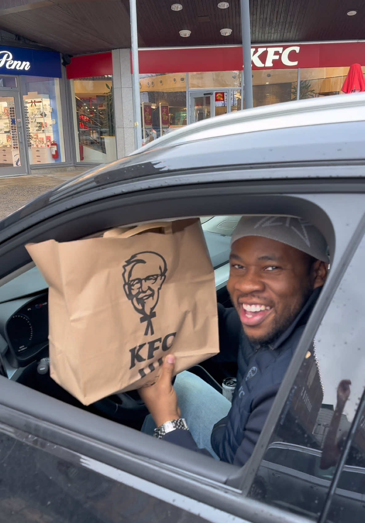 Hallå! Gör som @Ikenna Abika och beställ KFC direkt till bilen via vår KFC-app😍 