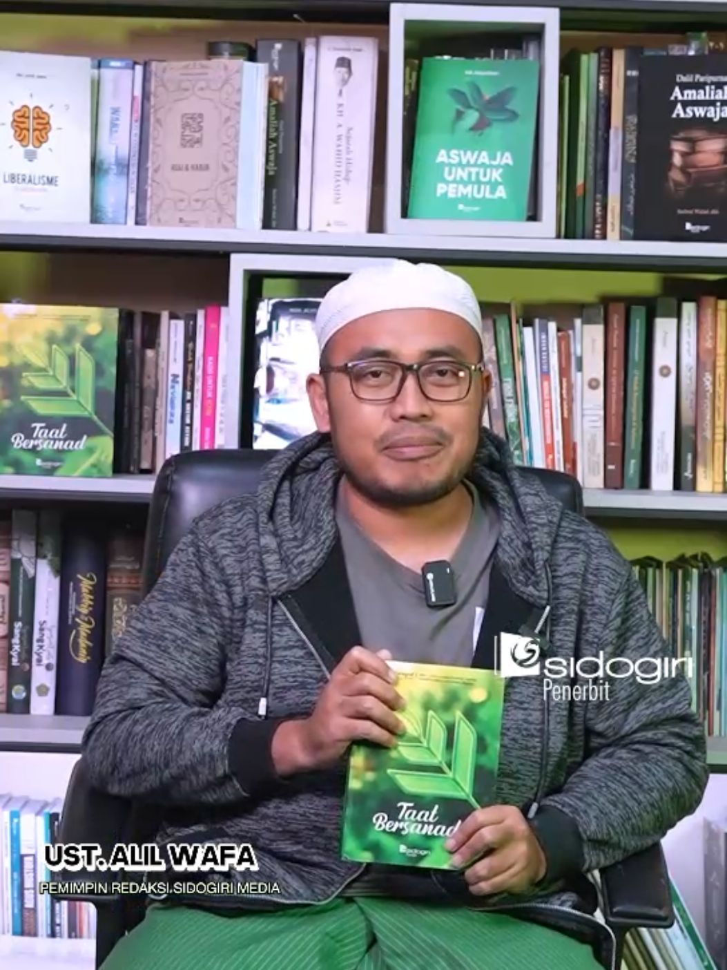 Tanpa isnad, siapa saja bisa berkata sesuka hatinya. Alhamdulillah, di milad Pondok Pesantren Sidogiri yang ke-288 ini, terbit buku istimewa berjudul Taat Bersanad. Buku ini adalah oase ilmu di tengah kegersangan zaman. Mari kita pelajari, hayati, dan jaga sanad keilmuan dengan sepenuh hati. Barakallah, Sidogiri! @Pondok Pesantren Sidogiri  @alil_wafa  #TaatBersanad #MiladSidogiri288 #SidogiriPenerbit #SanadIlmu #PondokPesantrenSidogiri #Sidogiri #sanadilmu #inspirasi #pesantrenberdakwah 