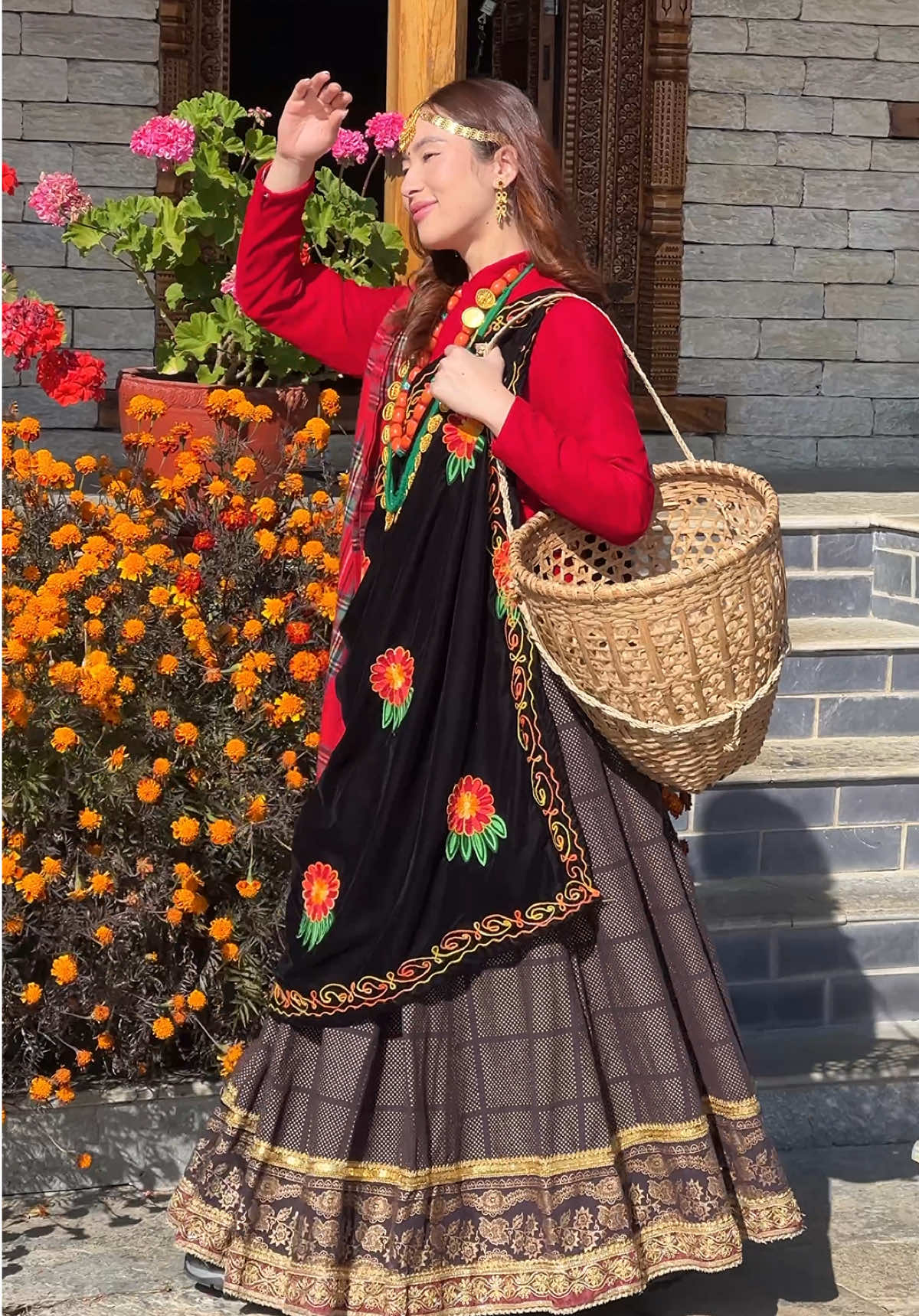 when tredition blends with nature , The result is pureeee magic ✨ #makhmali #nepal #gurungdress 
