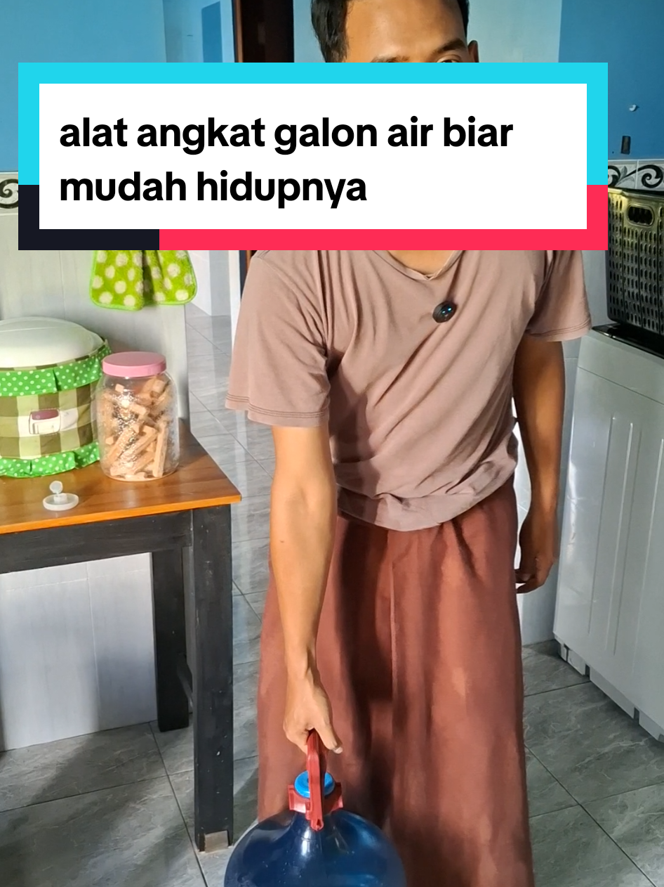 Membalas @nonaambon_98 alat angkat galon air cuma 4ribu an co 6 kayaknya free ongkir deh alat angkat galon ini #galon #angkatgalon #alatangkatgalon 