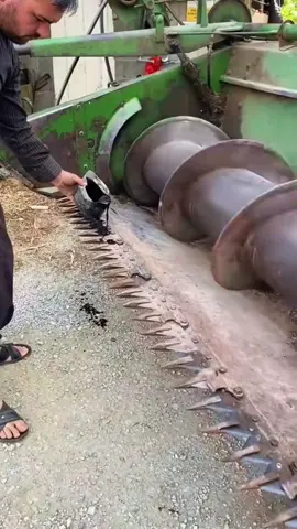 Combine Harvester cutting mechanism explained.