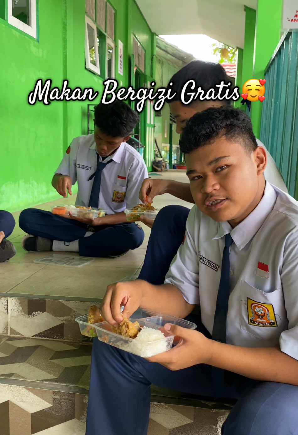 Mereka dengan latar ekonomi yang berbeda, tapi menu makan siang mereka sama, dan mereka juga terlihat bahagia. Sehat-sehat kalian. Bismillah jadi orang sukses ✨🤍 #mbg #makanbergizigratis #makansianggratis #makanbersama #programpemerintah #makanansehat #banjarmasin #smpn24banjarmasin #fyp #fypシ 