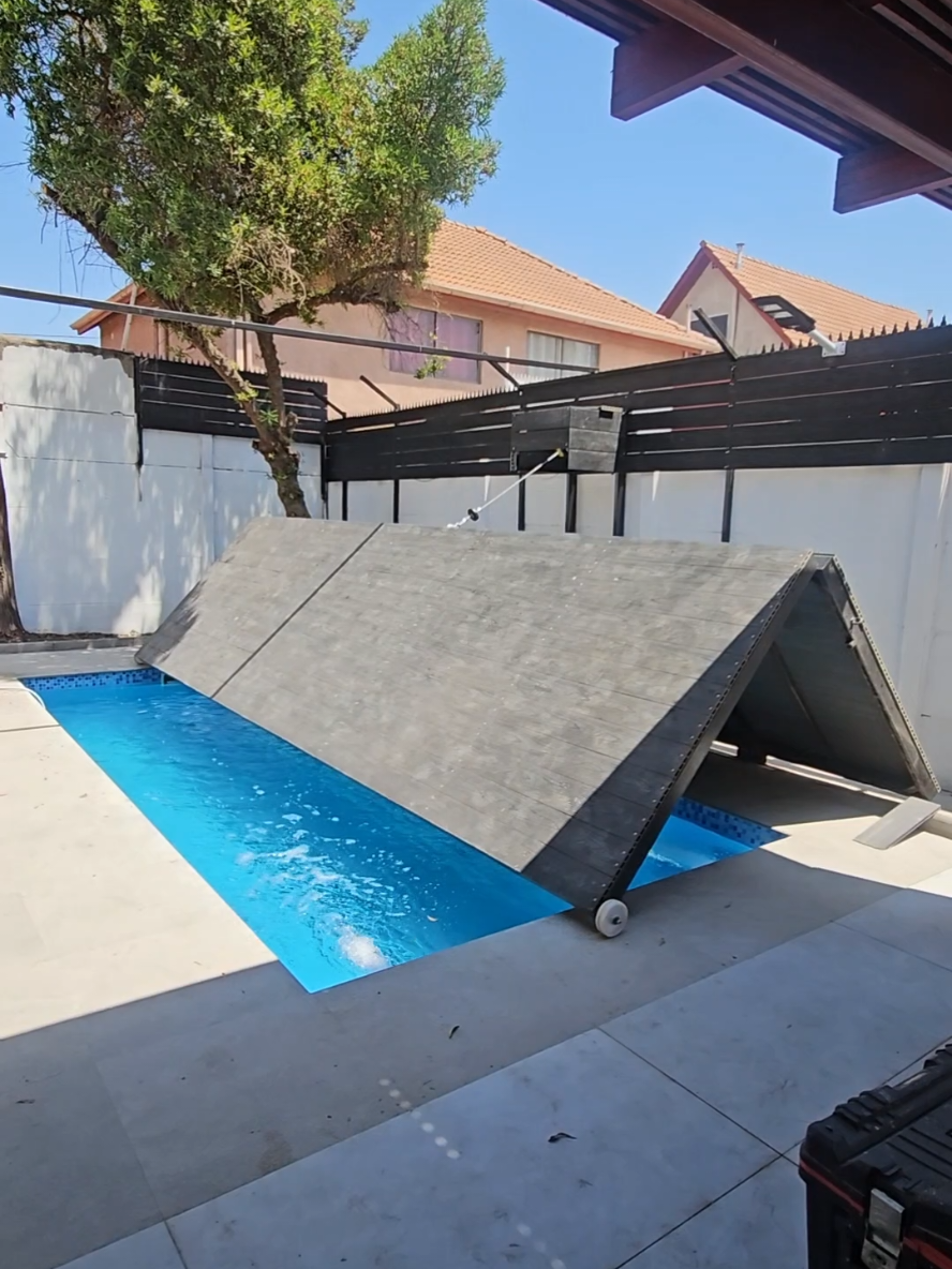 mira como eata quedando esta tarima o cubierta de piscina abatible ideal para espacios reducidos donde no puedes colocar una tarima qué corra en horizontal #tarimapiscina #cubiertapiscina #taparpiscina #pileta #cubrirpiscina #piscina 
