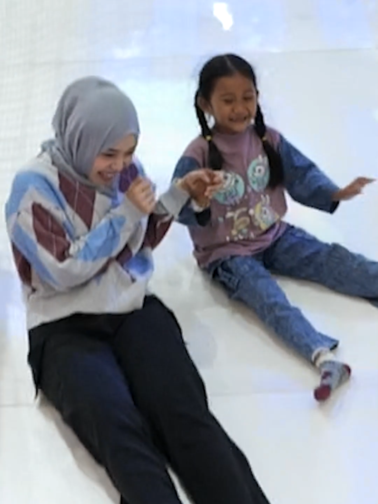 Seru-Seruan Bareng Dede Bintang & Ferdy main ke Playground! yeayyyy~ Full Video ada di youtube Putri Delina AS ✨ Tiktok : @putridelinaaa IG : Putridelinaa dan @putridelinaytb_official YouTube : Putri Delina AS