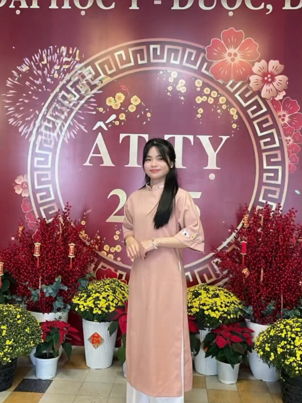 Lần đầu và có lẽ cũng là lần cuối chụp hình với chiếc view xinh này của DHY🧏‍♀️ Còn vài bước nữa thôi🍀 2025 thật rực rỡ nhó😘 #xuan2025 #yduochue  #tetatty2025 #xuhuong 