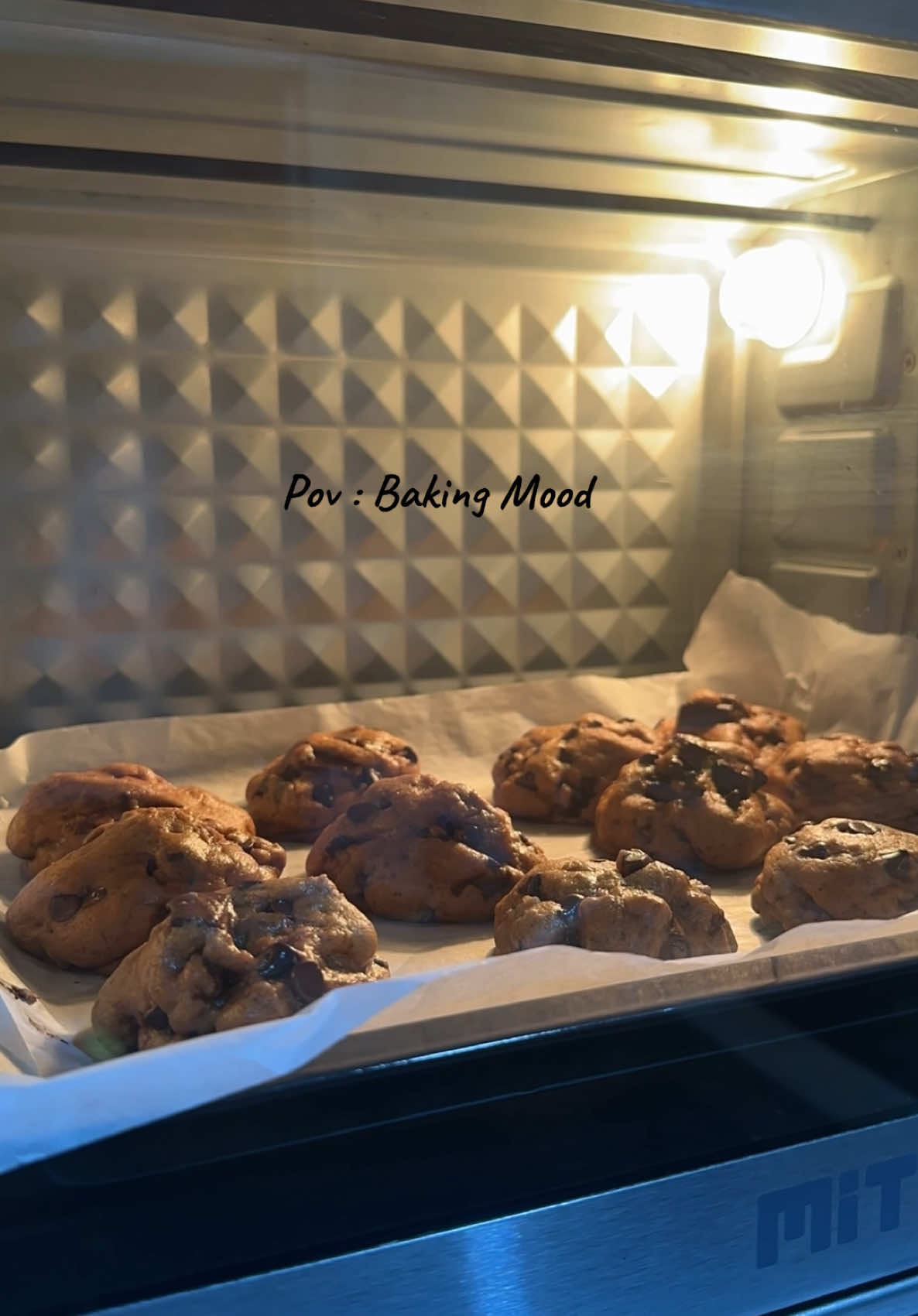 🗣️ kenapa sih suka kali baking ? Gk capek apa? Mending istirahat 🧕🏻 baking itu semacam therapy untuk balikin mood yg sedih,kesepian dan lelahnya bekerja dan gk selamanya obat capek itu istirahat.. Baking itu candu, apalagi kalau kuenya bagus,ngembang dengan sempurna,enak dan dsukai orang yg kita sayang 🫶🏻 #softcookies #fudgybrownies #bananamuffins #timelapse #bakingtherapy 
