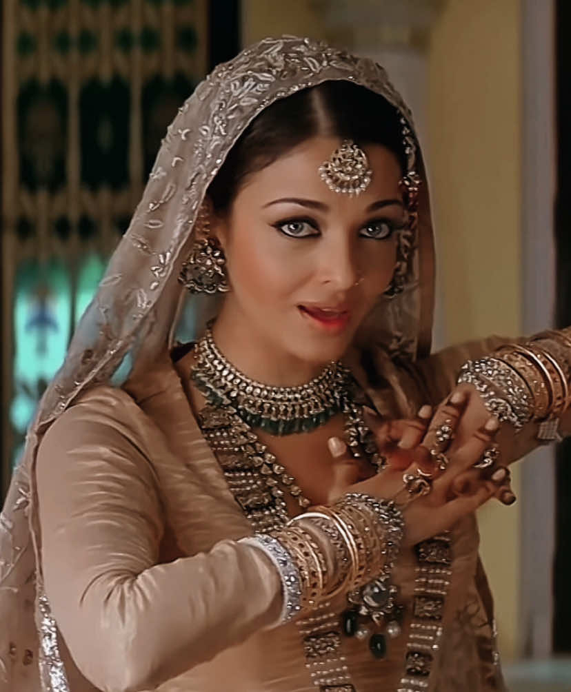 her beauty is unmatched #aishwaryarai #missworld1994 #bollywoodedit #aishwaryaraibachchan #aesthetic #indianaesthetic #southasian #indianprincess #bollywoodactress #bollywoodmovie #umraojaan #umraojaanmovie #bollywood #desitoo #browngirl #indiantiktok #fyp #edit 