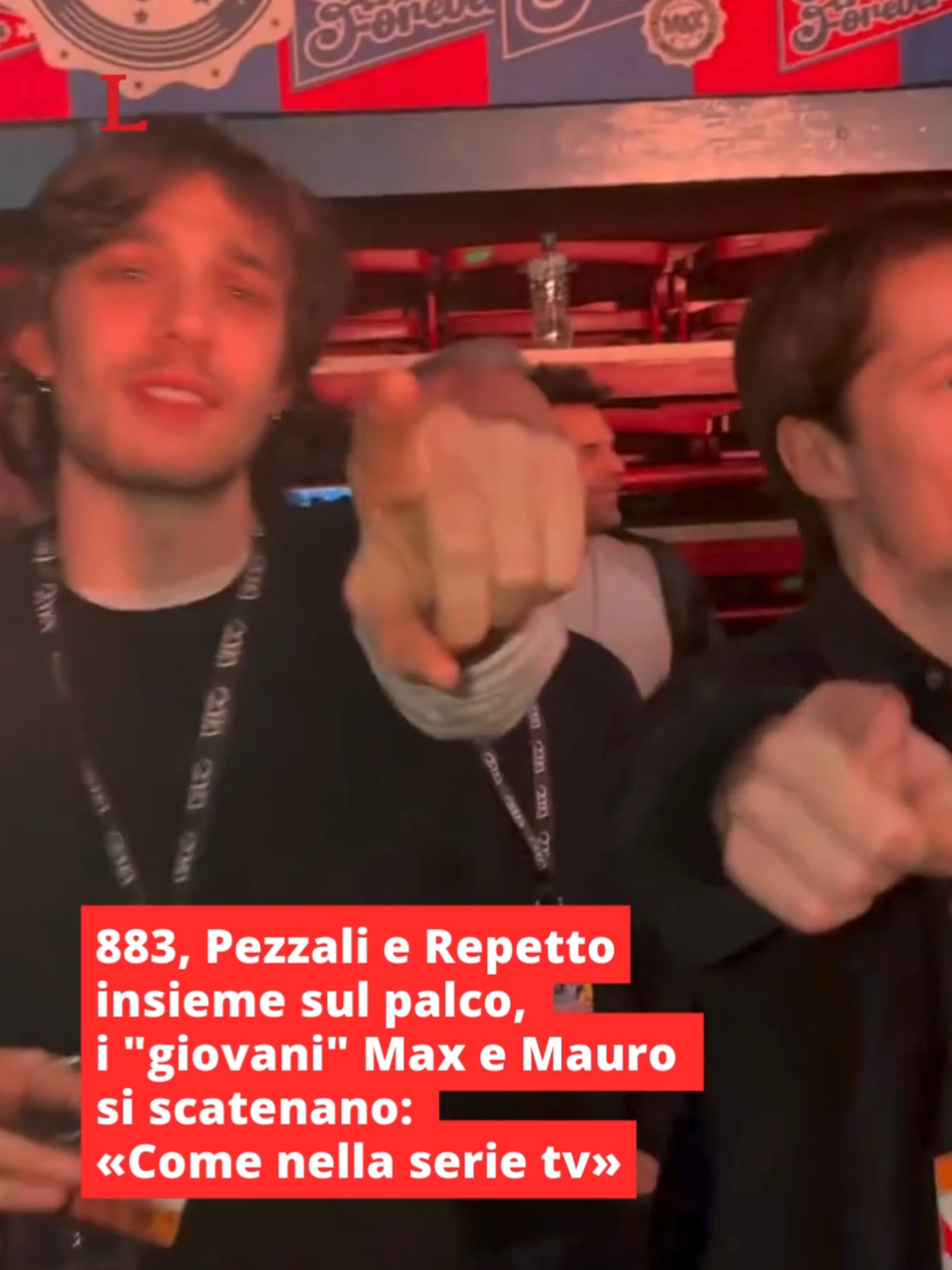 Una festa incredibile, sfrenata e con tanti ospiti che come il pubblico si sono scatenati a ballare e a cantare i grandi successi degli 883. L'ultimo concerto di #MaxPezzali al Forum di Assago a Milano è stato una festa incredibile. La sorpresa, quella più attesa e emozionante è arrivata nel finale: Pezzali canta il celebre brano Nord Sud Ovest Est, mentre alle sue spalle irrompe sul palco #MauroRepetto. Pubblico in visibilio, tra clamore e lacrime per chi aspettava questa reunion in un concerto da oltre 30 anni.⁠ ⁠ Tra il pubblico, in una zona riservata, c'erano anche gli 