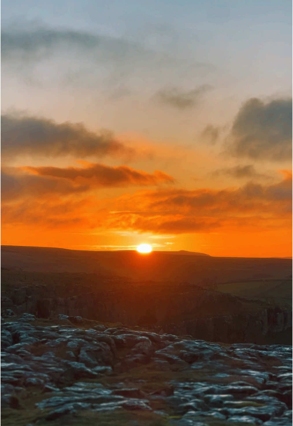 Gorgeous sunrise 🌅🌄 #Hiking #hikersoftiktok #mountains #yorkshire #malhamcove 