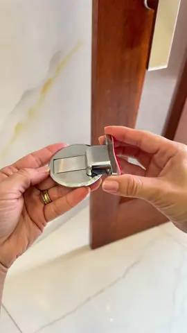 Nada mais chato que ter portas batendo não é mesmo? Mas com esse prendedor de porta magnético da @Silvana ASSA ABLOY o problema foi resolvido!  Ele é bem discreto e minimalista. Não atrapalha na hora da limpeza e ainda resolve dois problemas: portas batendo e atrito da maçaneta na parede. É maravilhoso não é mesmo?🤩 #prendedordeporta #travaportamagnético  #dicas #casa #ap #apartamentos #dicasdolar #travaporta 