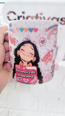 🎥☕ Olha Que Incrível Ficou Essa Caneca Splash Brasil (325ml)! 🌟 Nossa cliente dorameira de carteirinha arrasou no pedido e agora tem uma caneca personalizada perfeita para acompanhar suas maratonas de séries favoritas! 🖤✨ 📸 Aqui Na Criativas, Transformamos Sua Ideia Em Realidade! Seja com foto, imagem ou logo, cada caneca é feita com muito carinho para deixar o seu dia mais especial. 💡 Que Tal Criar A Sua Também? Solte a criatividade e deixe a magia acontecer com as personalizações da Criativas! #CriativasComCarinho 💖☕ #CanecasPersonalizadas 🎨 #MagiaEmCadaDetalhe ✨ #AmamosPersonalizar 🖌️ #SuaCanecaDoSeuJeito 🎥