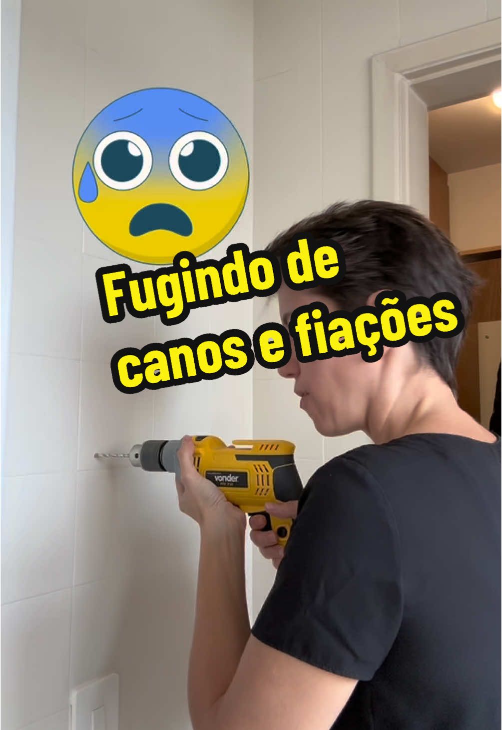 Medo de usar a furadeira e acertar um cano ou fiação 😱?? Então vem cá que hoje trago uma dica pra te ajudar: a regra da cruz! Basicamente, é um exercício da gente mapear e localizar pontos onde a gente não deve furar. E isso exige uma observação do que tem na parede, como esses pontos de atenção (registro, torneira, tomada, etc) podem estar conectados entre si e evitar áreas mais arriscadas. É 100% garantido? Não! Mas, se você não tem a planta do seu imóvel, é algo que pode te ajudar bastante 🫶🏽 E você, tem alguma outra dica que usa pra fugir desse trauma 😂? Me conta aqui :)