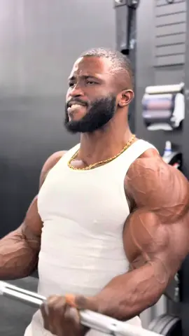 Chasing the perfect pump! 💪 Standing biceps curl: 3 sets of 21 reps. It’s not about the heaviest weight—it’s about mastering form and controlling every rep. Quality over quantity always wins. #BicepsWorkout #PerfectForm #StrengthAndControl #africandiamond💎 