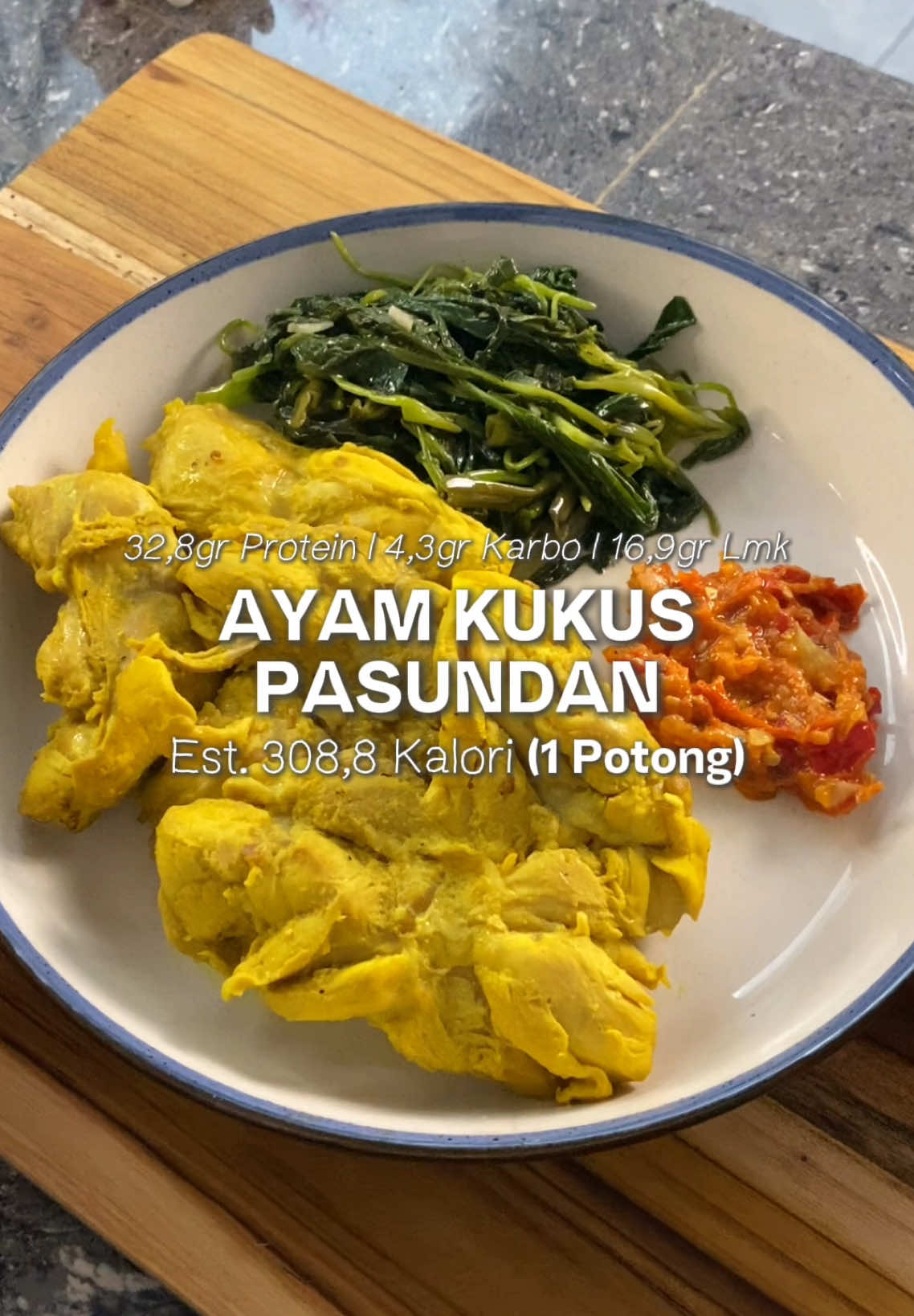 yang katanya sempet viral, aslinya tuh kaya bumbu ungkep penyetan tapi ini dikukus bukan digoreng katanya 🤔 buat rasa udah pasti enak yaaak, lebih sehat juga karena ga digoreng pake minyak sekualiii. Kalian bikin juga deh sendiri 🫶🏻 AYAM KUKUS PASUNDAN 1 recipe for 4 pcs Bumbu Dasar Kuning : 10 siung Bawang Merah 4 siung Bawang Putih 1 ruas Jahe 1 jempol Kunyit 3 keping Kemiri 1 sdm Ketumbar 4 lembar Daun Jeruk 4 lembar Daun Salam *boleh pake Lengkuas & Sereh Bahan Lain : 500gr Paha/Dada Ayam Fillet 1 sdm Olive Oil #ayampasundan #menusehat #resepmasakan #serunyakuliner #kuliner #food #ayambumbukuning 