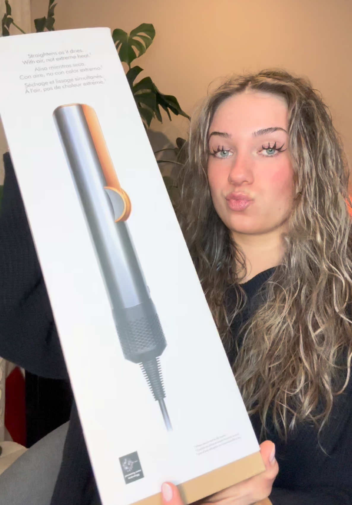 😱 Bye Frizz, Hello Shine! Der Airstraight hat meine Haar-Routine revolutioniert. Einfach glätten und strahlen lassen! #hairtok #fyp #hairstyling 