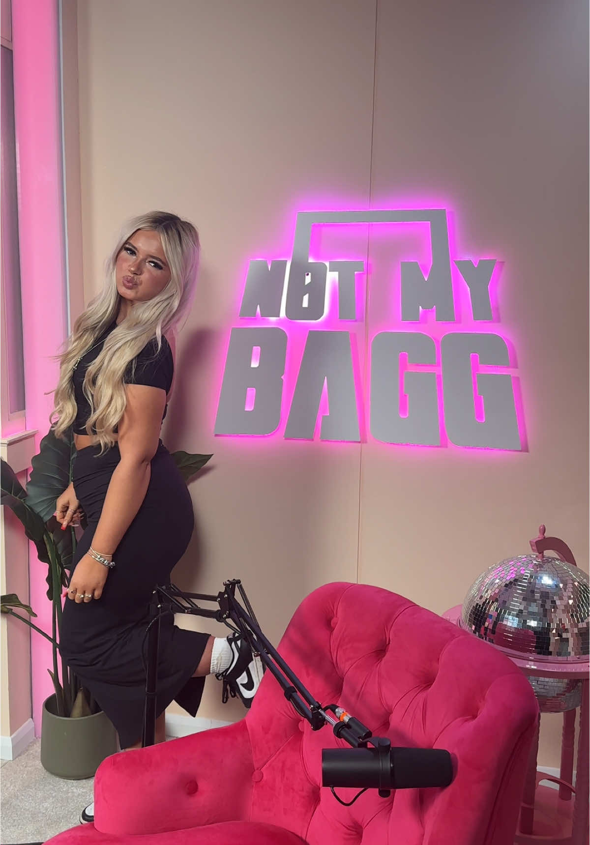 Watch till the end to see the prezzy joe got me, Thankyou so much🩷 @Joseppi Baggzelini @Not My Bagg @Jeseca McMahon @Grimmtales__ @Danibabes69 #foryoupage #chippygirl #diva #onthisday #viral #onthisday #notmybag #chipshopdiva 