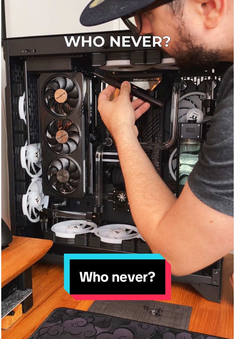 Quem nunca deixou cair um parafuso dentro do PC e nunca mais encontrou? __________ Who has never dropped a screw inside their PC and never found it again? __________ A lista de todos os meus periféricos, peças e mobília você pode pode encontrar no link da minha bio __________ #pcgaming #pcgamer #workspace #GamingSetup #officedesign #officedecor #desksetup #pcsetup #pcbuild #pcmr #dreamsetup #setupinspiration #deskgoals #deskdecor #setupgamer #officeinspiration  #setupwars