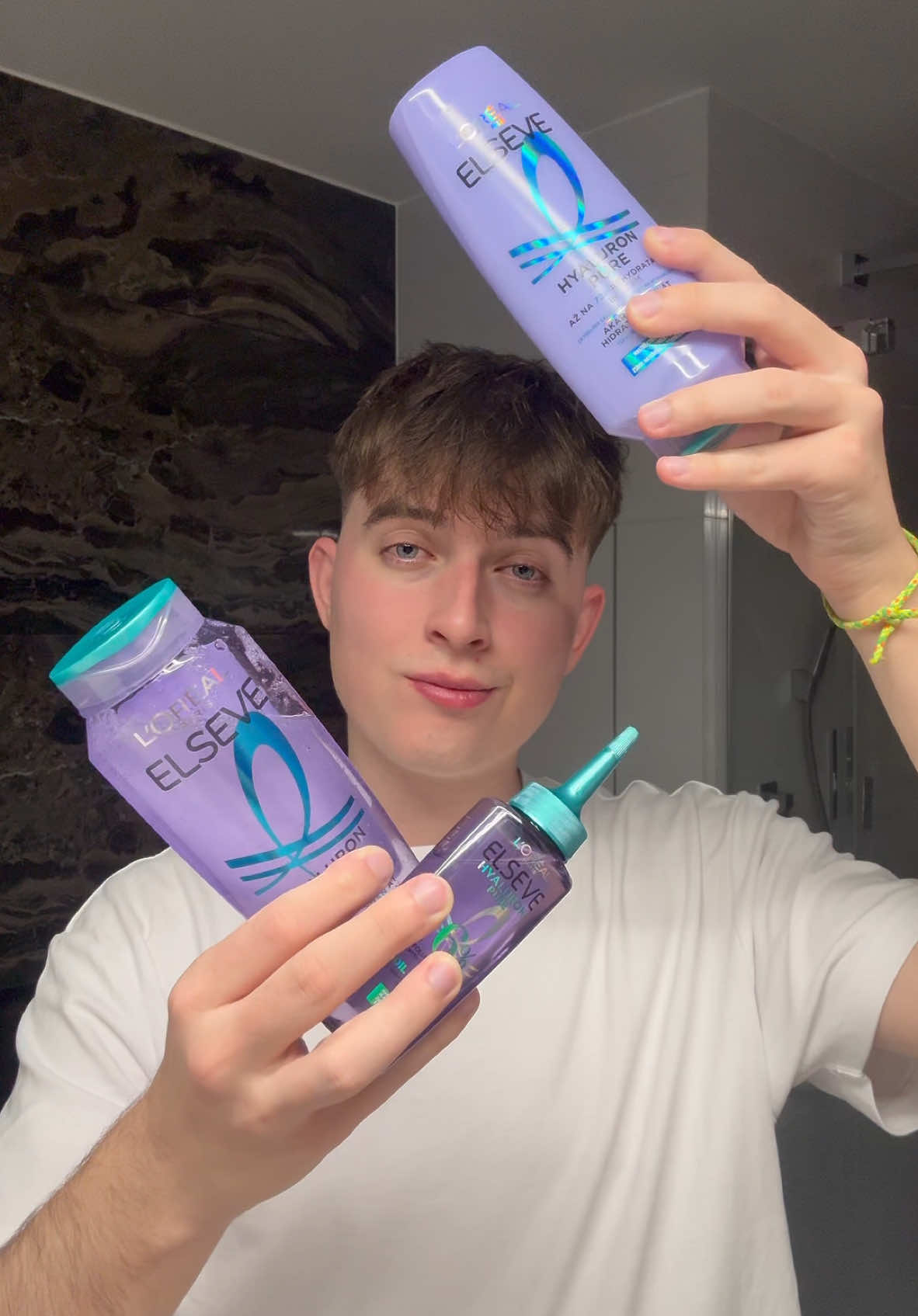 Takto udržujem svoje vlasy fresh ja!💇🏽 Pomocou rady Elseve Hyaluron Pure od @L’Oréal Paris 😮‍💨 Táto rada sa zameriava na mastnú pokožku hlavy a rehydratované dĺžky! Je unisex takže tvoja polovička ju môže používať tiež🤩 #ELSEVEHYALURONPURE #HEALTHYHAIR #RESETYOURSCALP #LOREALPARISPARTNER