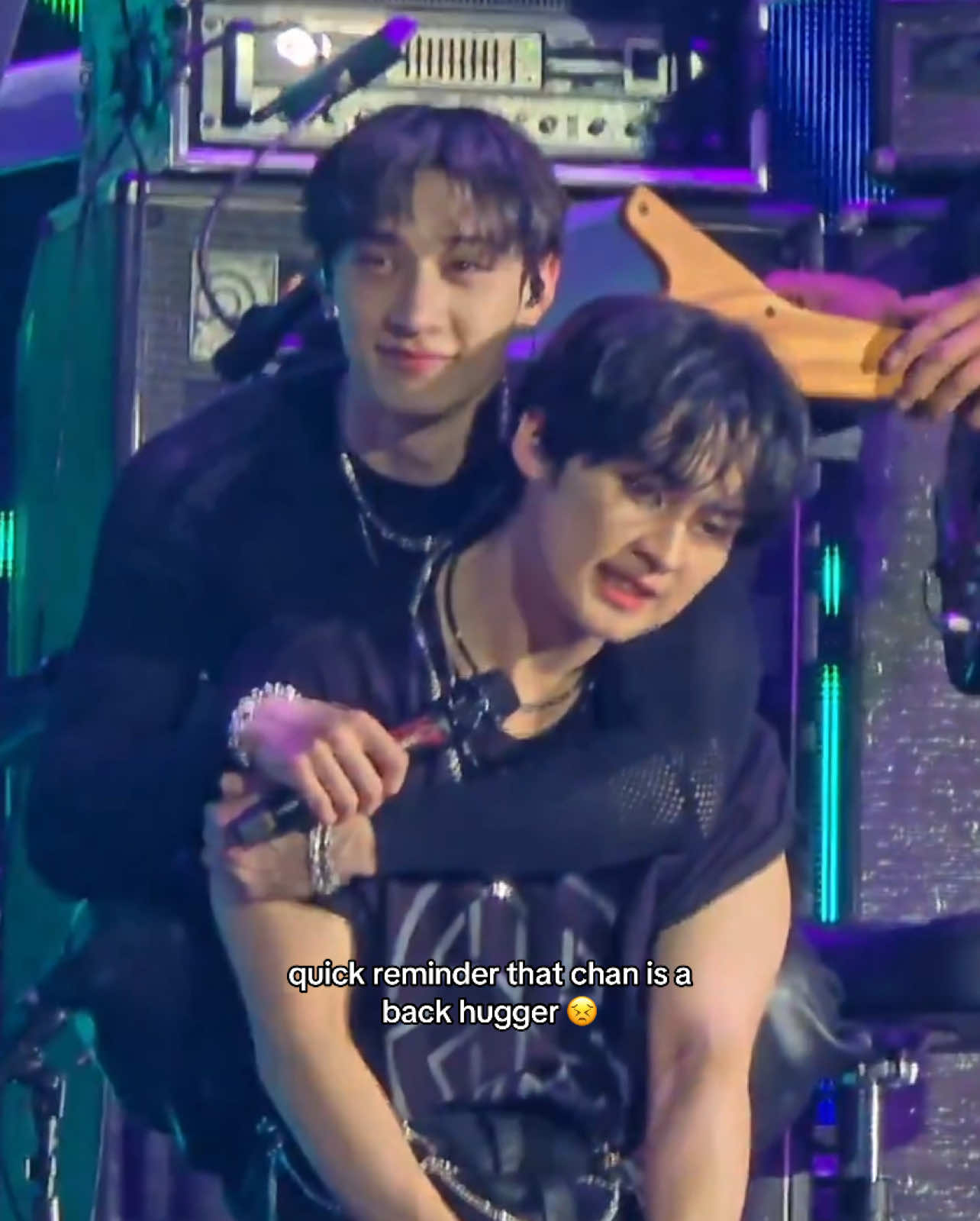 #bangchan and the fact even lee know loves his back hugs says a lot 😣