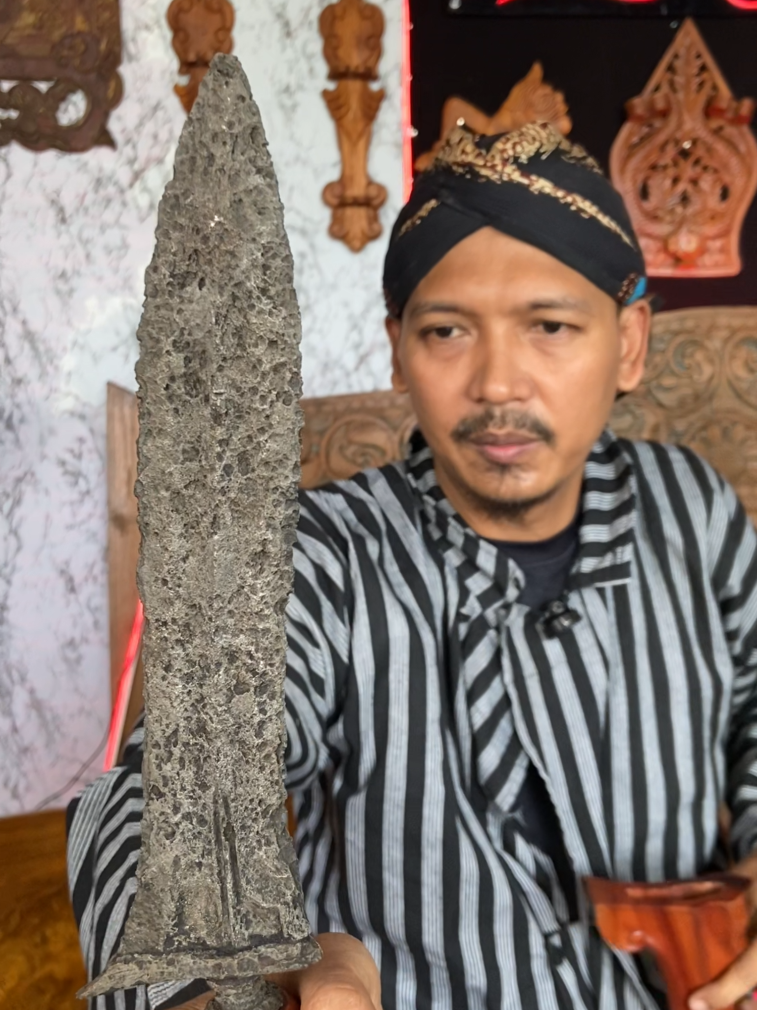 Bethok era Medang yang sudah korosi dan sudah dicuci, koleksi Warung Antik... #warungantik #keris #kerispusaka #pusakaindonesia #budaya #budayajawa #kerispusakaindonesia #kerisnusantara #kerismataram #kerisantik #keristuban #kerisraksasa #budayaindonesia #ethnic #pusaka #pusakanusantara #history #etnik #kuno #antik #majapahit #sriwijaya #medang #kerajaanmedang #medangkamulan #bethok #kadga