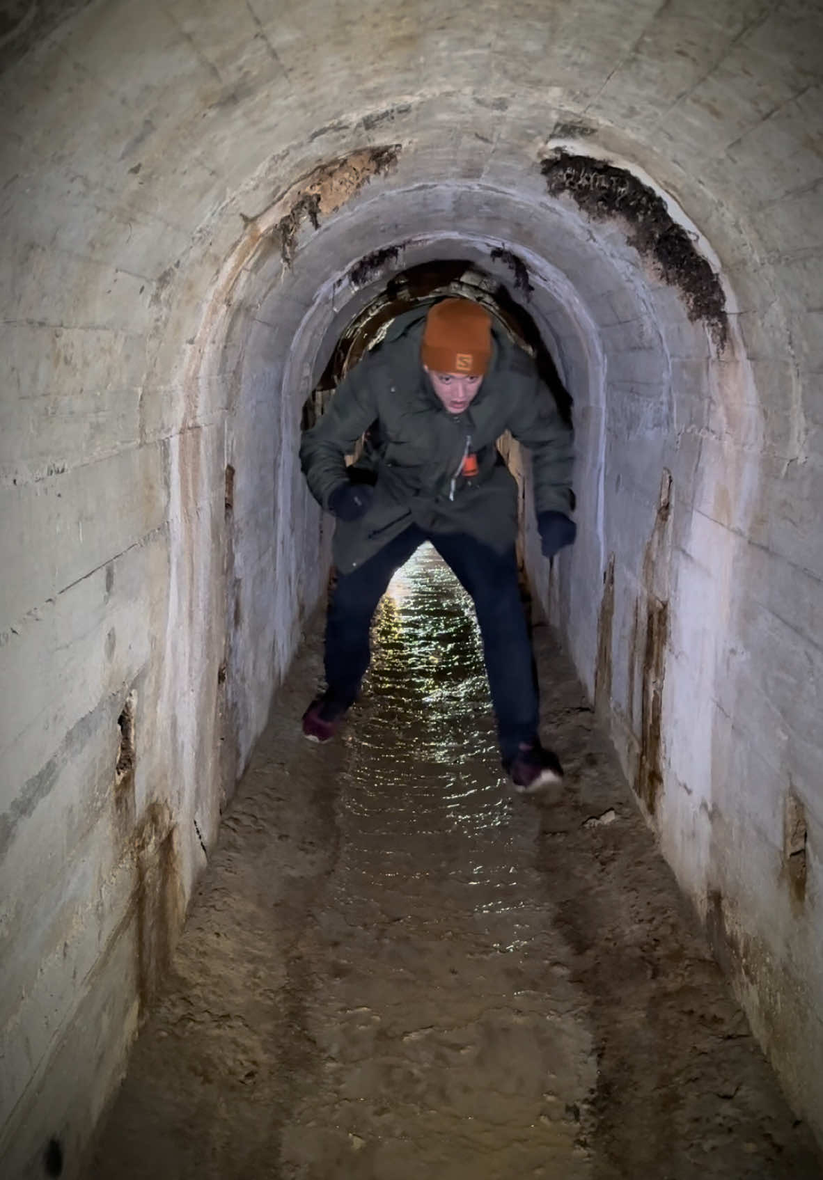 Kaum zu glauben, aber dieser Emtwässerungsstollen führte einst einmal zu einem BRÜCKENPFEILER, in dem es ein paar geheime Räume gab! 😱 #jerryously #unterwelt #bunker 