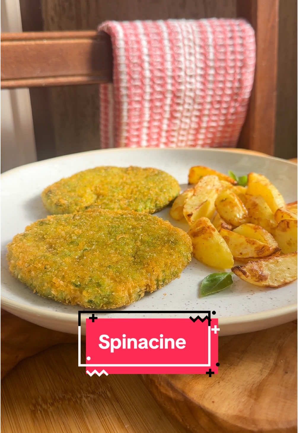 Spinacine fatte in casa, talmente facili e buone che una volta provata questa ricetta sono sicura non vorrai comprarle più 🤩 INGREDIENTI  280 gr di pollo a pezzetti  200 gr di spinaci freschi  1-2 uova  pangrattato o cornflakes sbriciolati  Sale, pepe, olio  PROCEDIMENTO  In un mixer metti gli spinaci freschi, aggiungi il pollo a pezzetti , condisci con sale e olio e frulla fino ad ottenere una composto denso e morbido. Trasferisci tutto in una ciotola e forma le spinacine con le mani, passale prima nell’uovo e poi nei cornflakes sbriciolati o pangrattato, cuoci in paella o al forno a 180 gradi per 25 minuti.  Accompagnate con delle patate al forno o in friggitrice ad aria sono un piatto unico completo che ameranno tutti 🧒 Spinacine  Spinacine fatte in casa  Ricette per tutta la famiglia #spinacine 