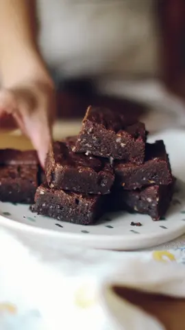 A melhor receita de Brownie com Nozes ✨ •Ingredientes 140g manteiga sem sal 200g açúcar 100g cacau em pó (100%) 1/2 cc sal 1/2 cc baunilha 2 ovos 80g farinha O Mixer 3 em 1 EOS foi o escolhido da @Lili Fujiy para essa receita porque ele é perfeito pra facilitar o dia a dia! 🔹 2 velocidades para ajustar conforme a receita 🔹 600W de potência que facilitam até as receitas mais densas 🔹 Ideal para misturar, triturar e bater com muito mais praticidade! Agora não tem erro, todo mundo pode arrasar no preparo de receitas incríveis! 😋✨ Qual receita você gostaria de ver por aqui? Nos conta nos comentários 👇 #Mixer #Mixer3em1 #Receita #Brownie #Browniecomnozes #EletrosQueFacilitamSuaVida #SolucoesParaSuaCasa #CasaPraticaComEOS#ConSantanderConecto 