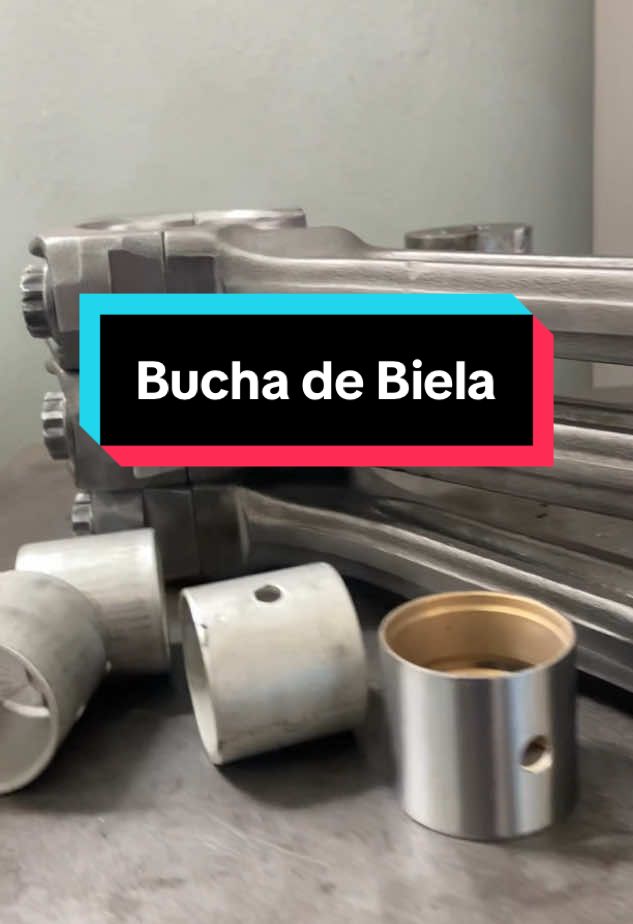 A bucha de biela é uma peça metálica, geralmente feita de materiais resistentes como bronze ou ligas especiais, que fica instalada na extremidade superior da biela, onde ela se conecta ao pistão por meio do pino do pistão.   Sua principal função é reduzir o atrito e o desgaste entre o pino e a biela, permitindo que o motor funcione de maneira suave e eficiente. Ela é essencial para o bom desempenho do motor, pois absorve as forças geradas durante o movimento dos pistões. Se a bucha de biela estiver desgastada, pode causar ruídos, vibrações ou até danos ao motor. #foryou #vaiprofycaramba #truckcar #retifica #viral #explorar #fyp #buchadebiela 