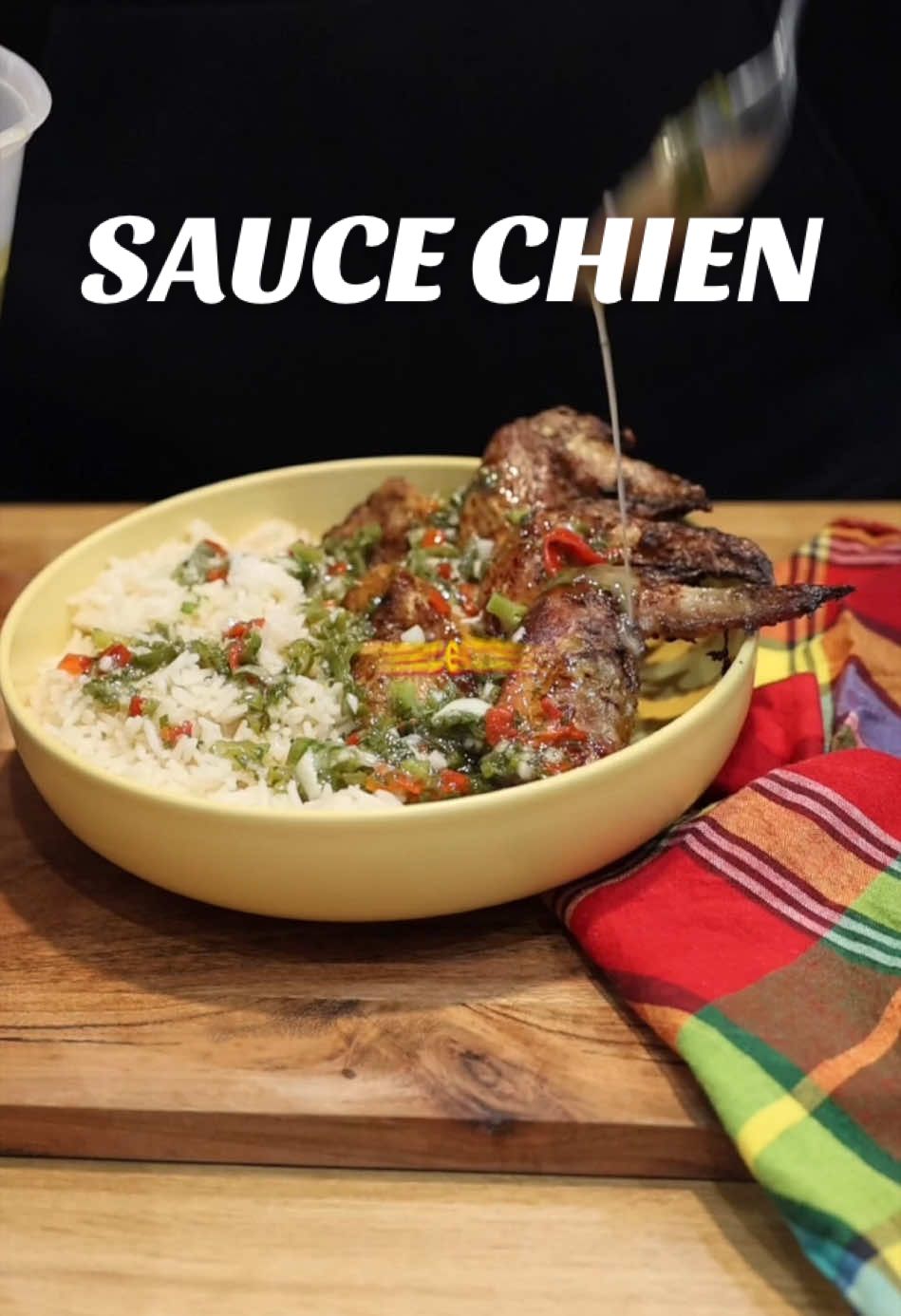 SAUCE CHIEN  INGRÉDIENTS 3 piments végétariens  2 CàC de pate de piment végétarien 2 branches de cive 4 branches de persil 4 branches de thym 1 tomate (facultatif) Le jus d’un citron vert 3 cl de vinaigre de cive (ou vinaigre blanc) 5 cl d’huile 10 cl d’eau bouillante 2 CàC de sel 1/2 CàC de poivre du moulin #saucechien #saucecreole #recetteantillaise #recettesantillaises #piment #pimentvegetarien #pimentvegetal 